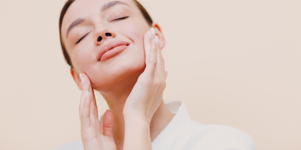AnfisonUS's tweet photo. Aging is inevitable, but you can slow the lines of time on your face with face yoga and CBD oil reliving the sins of the past becomes a very real thing when it comes to your skin, especially around age 25.

#skincareproducts #skincare #CreamTeam #HolisticHealth #healthy #cbd https://t.co/anRqtRMngo