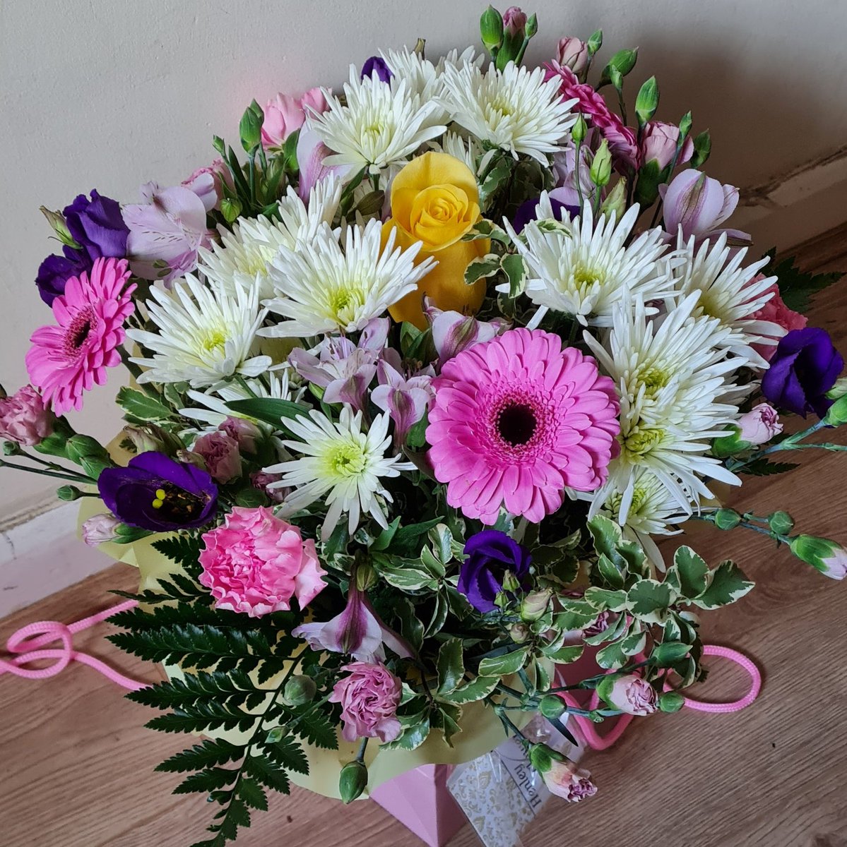 HenleyFlowers's tweet photo. Happy Friday everyone! https://t.co/Tags93i0ML