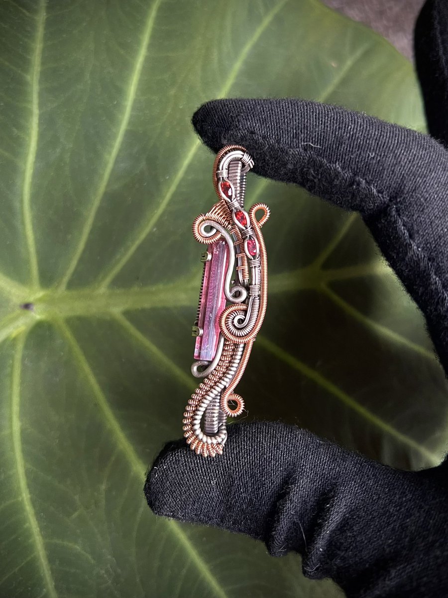 cosmic_coils's tweet photo. This juicy paprok tourmaline and almandine garnet pendant is still looking for a home 🤩🏡 https://t.co/XHorn0idUl