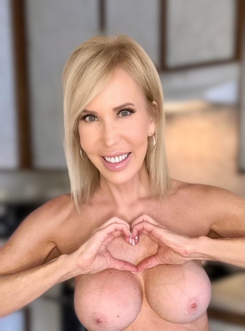 Happy Friday! Sending love from me to you! XOXO 💋 ❤️ #Friday #FridayFeeling #FridayFunDay #FridayMood<a href="/tag/friday"class="tags"><span>#friday</span></a><a href="/tag/fridayfeeling"class="tags"><span>#fridayfeeling</span></a><a href="/tag/goodvibesonly"class="tags"><span>#goodvibesonly</span></a><a href="/tag/positivevibesonly"class="tags"><span>#positivevibesonly</span></a>