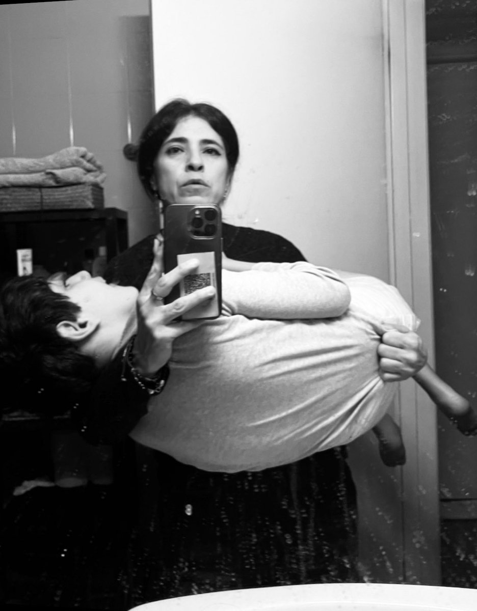 PierreCaire's tweet photo. Nadie sabe el precio q pagamos por ser #cuidadores d hijos cn discapacidad. Cuidamos incondicionalmente 
incluso condicionando nuestro propio bienestar. Necesitamos respiros, necesitamos descansar, necesitamos q sea reconocida nuestra labor

#DerechosNoFavores
#SoyCuidadora https://t.co/h87ro74IYW