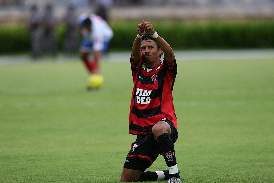 Em 2007, 60 mil pessoas testemunharam o último BA-VI da antiga Fonte Nova e viram um dos maiores clássicos de todos os tempos.

Antônio Rogério Silva Oliveira, o Índio fez quatro gols e o Vitória venceu:

Vitória 6 x 5 Bahia

Um jogo para a História!

📸: Marcio Costa e Silva