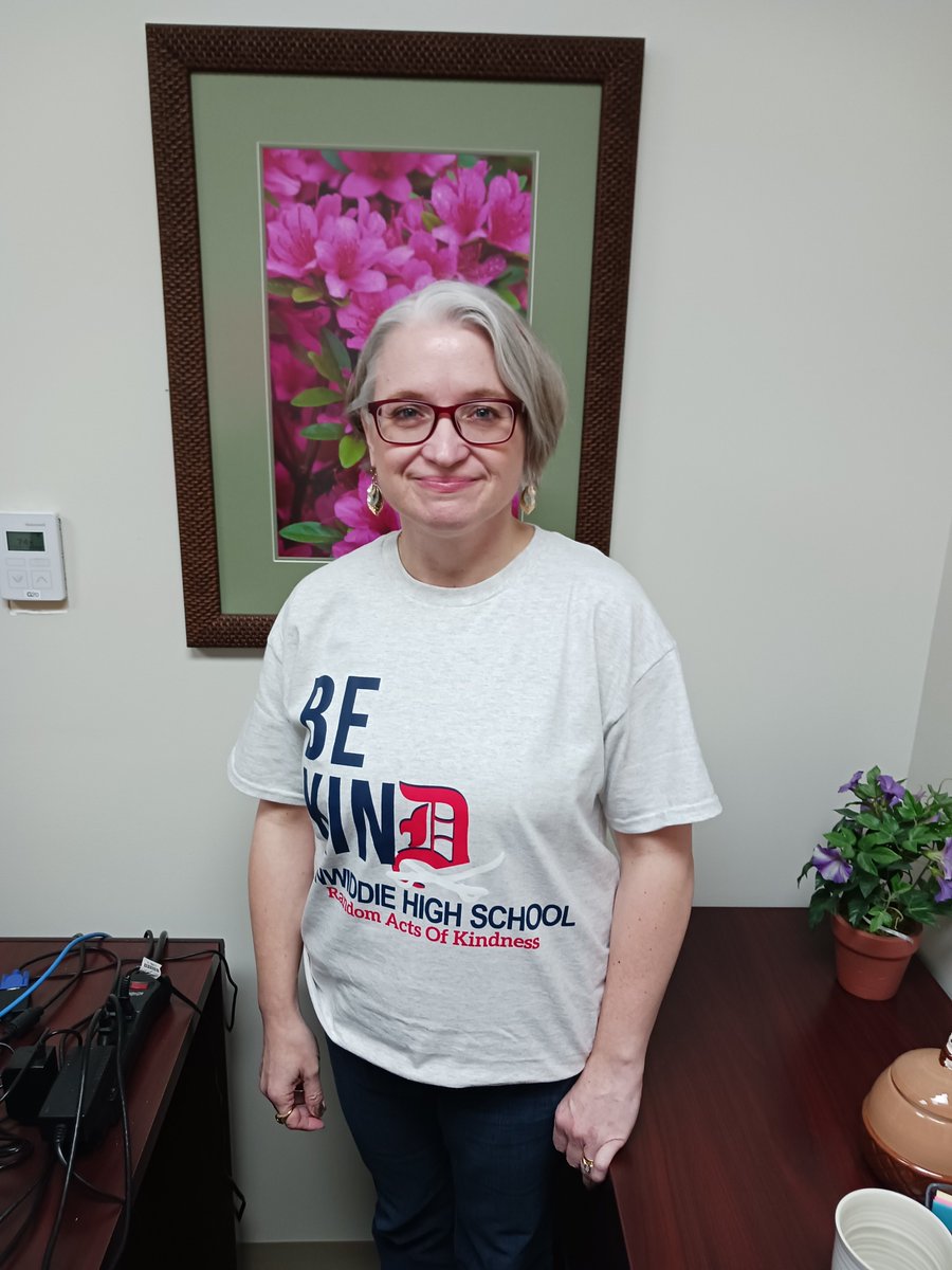 Din_CoSchools's tweet photo. Our DCPS Central Office staff showed support by wearing "Be Kind" shirts created by the DHS Random Acts of Kindness (RAK) Club. The RAK Club is sponsored by teacher Kymberly Knisley. #bekind #VAKindnessWeek https://t.co/uEQpXvXJkX
