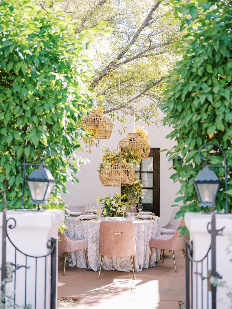 ElChorroAZ's tweet image. Discover enchanting nooks for your extraordinary moments. ✨⁠
⁠
⁠
📷️ @miltonphoto⁠
Host: @styledshootsacrossamerica⁠
Concept &amp;amp; Planning: @heatherbengeofficial @alexiawoolumssaa⁠
#elchorro #privateevents #receptioninspo #scottsdaleevents #arizonadining
