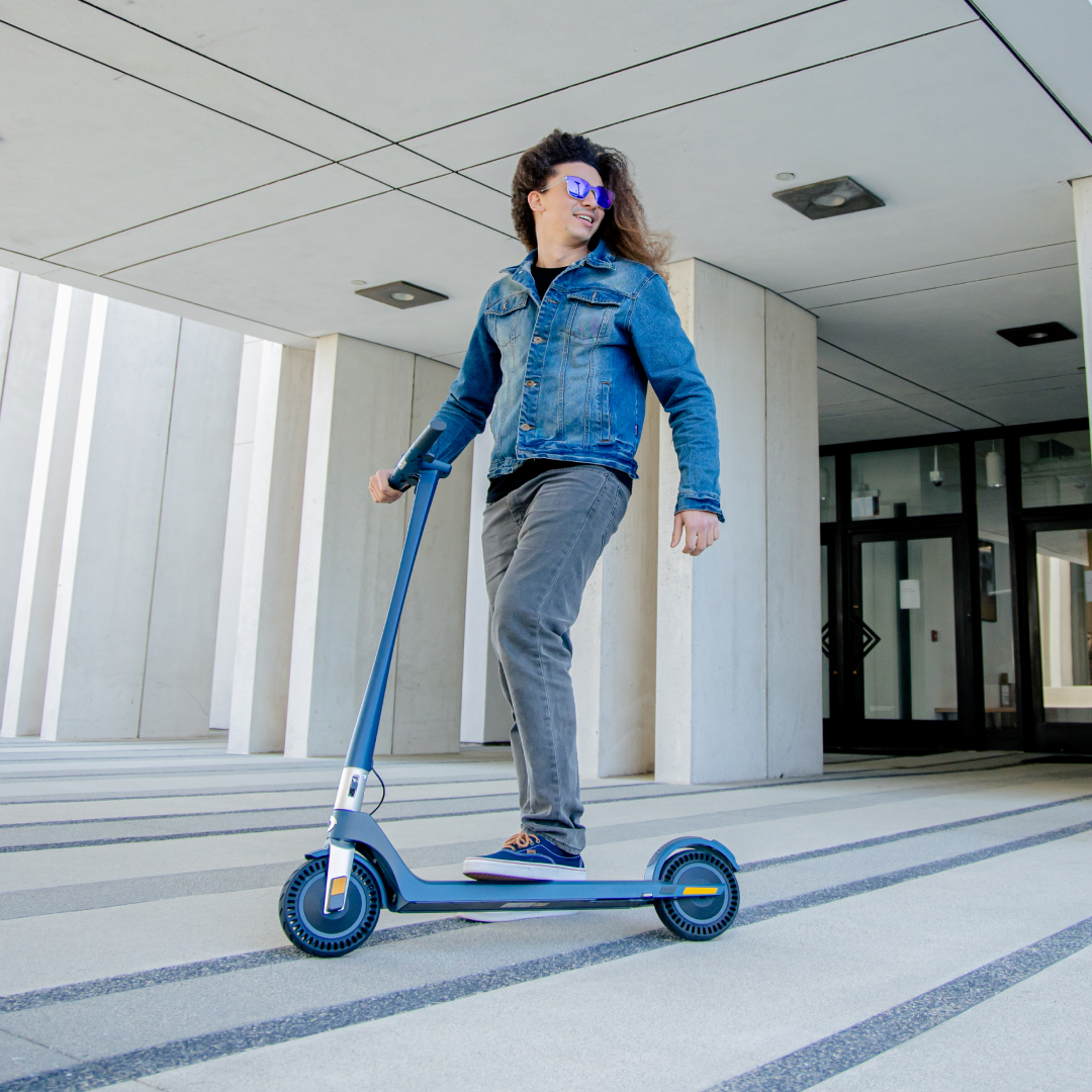 unagiscooters's tweet image. Premium, portable, and award-winning.⁠
⁠
The Voyager takes you further, with more power, twice the range, and “smart” features from its integrated mobile app like remote lock/unlock, accurate “distance to empty” stats, and more.⁠
⁠
#MoveSmarter⁠