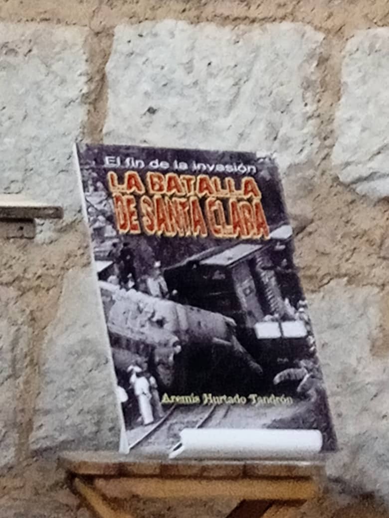 MinfarC's tweet photo. #FILCuba2024 Primer libro que se presenta en el proyecto cultural Nuestra Historia, liderado por CEVO.
Su autora Aremís Hurtado Tandron, realizó la presentación en la que estuvieron presentes combatientes de ayer y de hoy. https://t.co/aOJfACKBZa