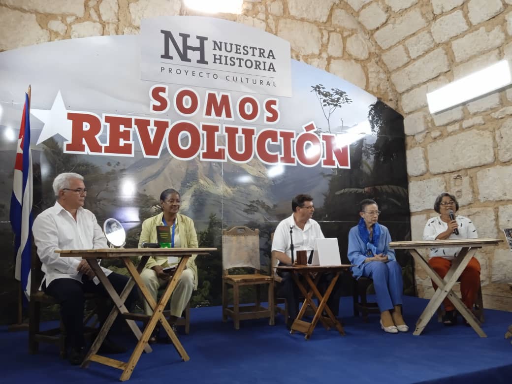 #FILCuba2024 Primer libro que se presenta en el proyecto cultural Nuestra Historia, liderado por CEVO.
Su autora Aremís Hurtado Tandron, realizó la presentación en la que estuvieron presentes combatientes de ayer y de hoy.