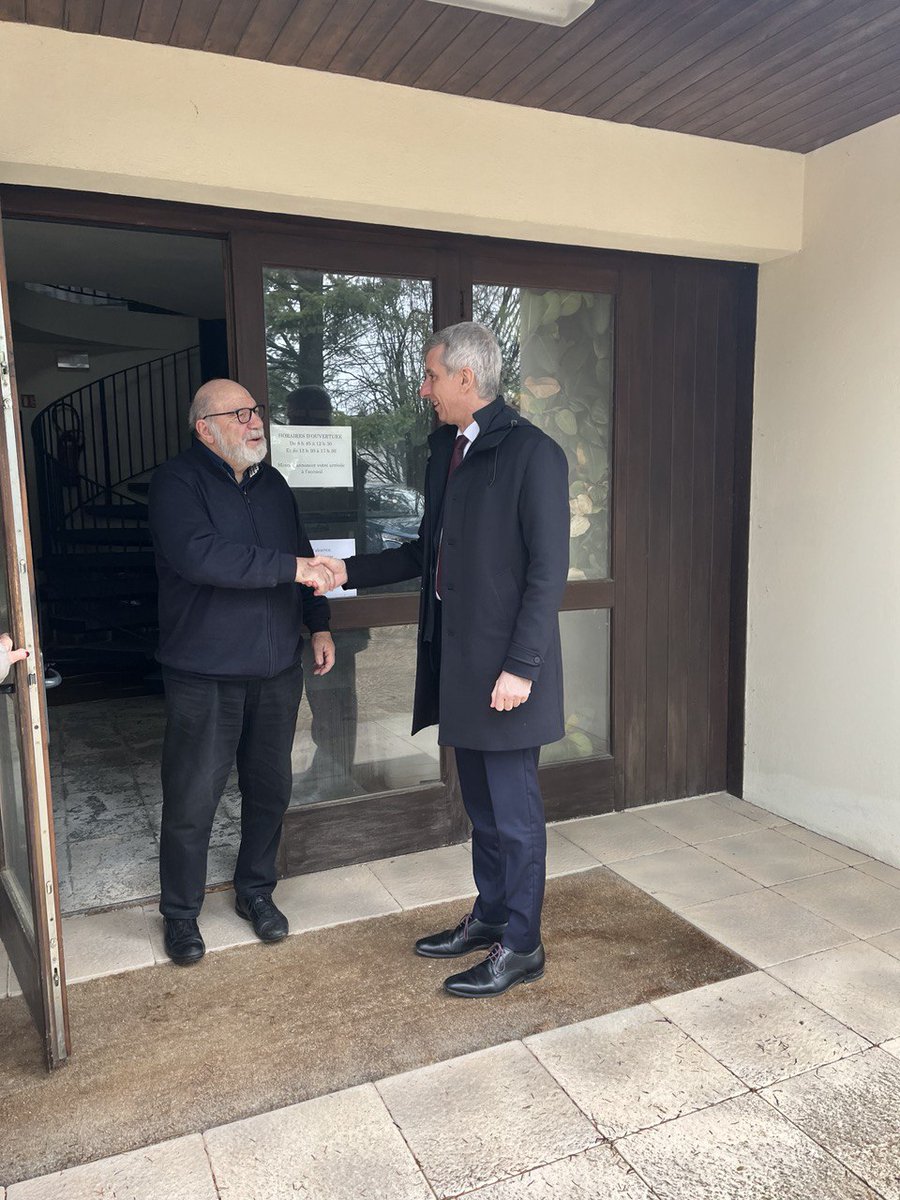 phfrei's tweet photo. #Couternon | Échanges avec la Maire, Martine Demaure sur les projets de la commune, puis rencontre avec Michel Prost, directeur du laboratoire LaraSpiral qui apporte expertise et analyse de pointe dans des domaines d’avenir comme l’#agroécologie et les #bioressources ! #circo2103 https://t.co/Efm3houLjZ