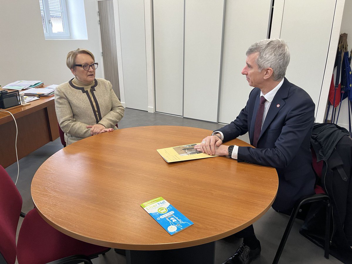 phfrei's tweet photo. #Couternon | Échanges avec la Maire, Martine Demaure sur les projets de la commune, puis rencontre avec Michel Prost, directeur du laboratoire LaraSpiral qui apporte expertise et analyse de pointe dans des domaines d’avenir comme l’#agroécologie et les #bioressources ! #circo2103 https://t.co/Efm3houLjZ