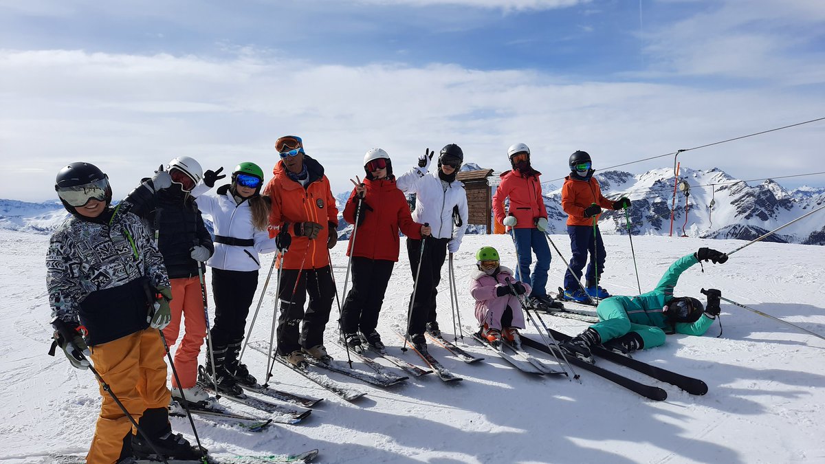 Our final day skiing in the amazing Sauze D'Oulx with our fabulous instructors Carlos, Diego, Daniel and Anna. So many great memories and new friends made. Same time next year? @BSB_Barcelona @HalsburyTravel @HalsburySki