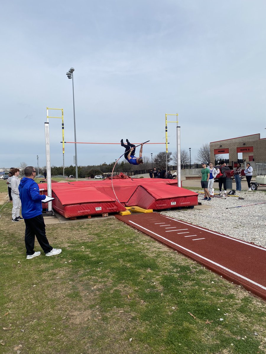 Alin Biddle gets 3rd in JV pole vault!