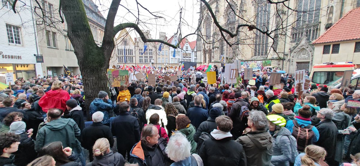 ThorstenClaus's tweet photo. Bei der Demo gegen Rechts im westfälischen #Münster werden laut der Polizei 30.000 Menschen erwartet. Diese Zahl dürfte laut Aussage der Polizei jedoch noch überschritten werden. #AfDVerbotjetzt #MS162 https://t.co/WqVecwTz5u