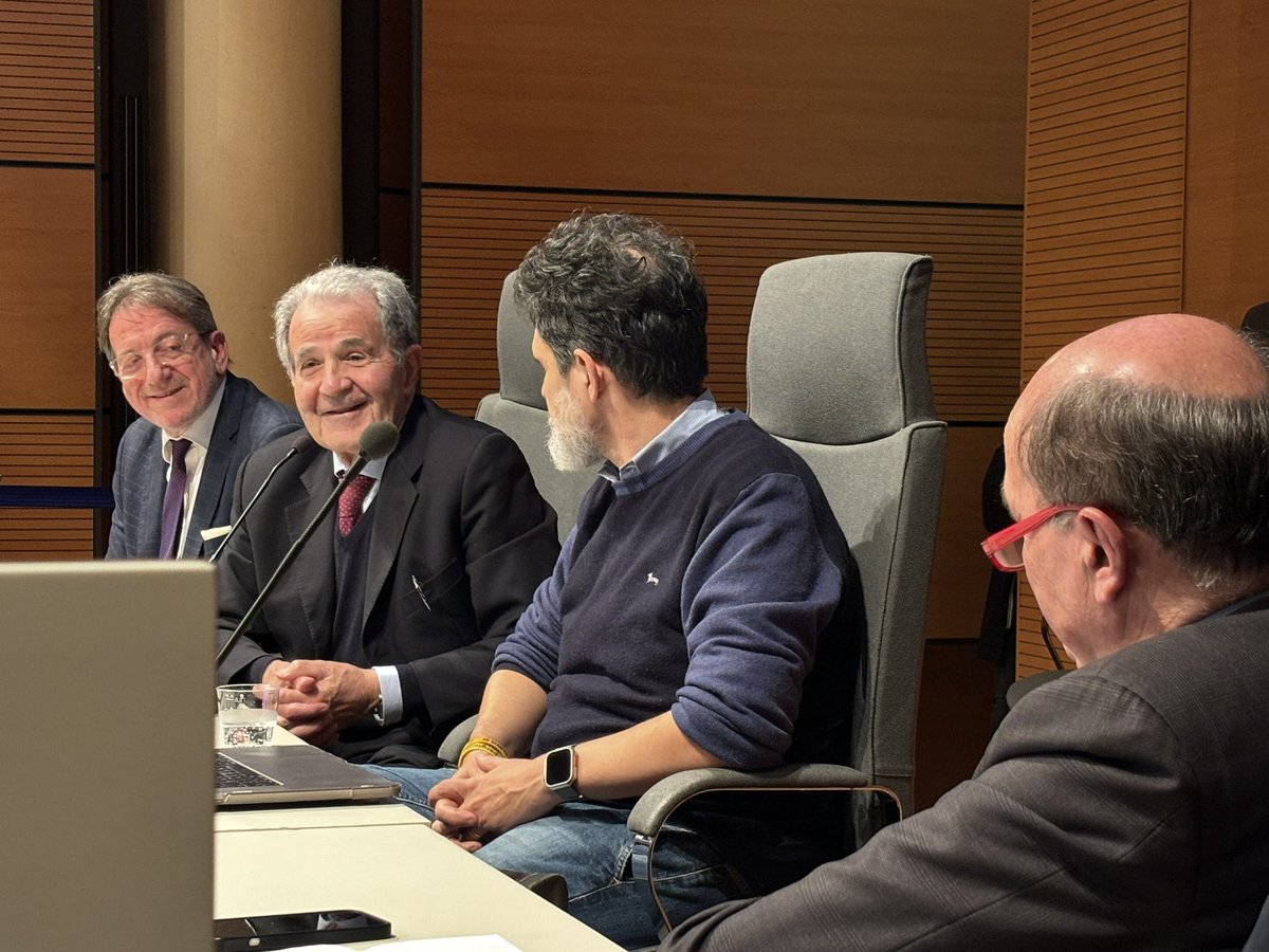 Giulio Santagata era un riformista radicale. Riformismo: portare da cielo a terra i nostri valori facendone cosa che si capiscano. È diventato il modo politicamente corretto di dar ragione agli altri. Giulio non era così.Dovevi tenerlo, lì in regione, quando siamo diventati amici