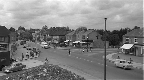 Another scene from #NormaWisdom film in #Windsor at the junction of #DedworthRoad & #ValeRoad Nb: the Policeman in centre road, never, ever saw this & I grew up in #DedworthGreen my dad was #JohnWallis Drycleaner so I saw a lot as a kid knocking on doors! @RomneyWeir