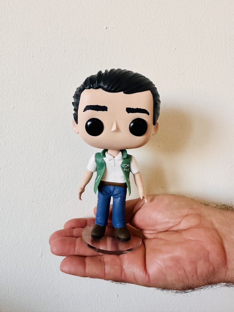 REYNALDOCARB's tweet photo. Quiero comentarles que ayer después de retirarme del escrutinio final, fui a conocer a un joven que me escribía en la plataforma X que me quería obsequiar un Funko personalizado, el joven se llama @KevinMorales656 es del Departamento de La Libertad, me contó que me empezó a seguir en Tiktok, y en Facebook, bueno que me sigue en todas las redes sociales, y que en mi nombre en su departamento a donado 3 sillas de ruedas, que ha conocido personas que necesitan de la silla y las ha ido a dar en mi nombre, porque para él soy un “INFLUENCER DE ACCIONES POSITIVAS”, no saben lo bonito que sentí en ese momento, a veces uno no dimensiona el poder de las redes sociales y en que efecto tenemos que influenciar a los jóvenes en acciones positivas, en agradecimiento le obsequié mi chaleco que anduve en toda mi campaña, con ese chaleco llegué a entregar a niños sillas de ruedas especiales, sillas de ruedas a abuelitos, llegué a inaugurar Talleres de Costura, Flores Eternas, Globoflexia, Piñatería, llegué a entregar planchas a madres solteras a mujeres emprendedoras, con el chaleco puesto recorrí los municipios de San Miguel, con el chaleco puesto recibí muchos abrazos y el cariño de mi gente Migueleña en los casa a casa, ese chaleco es el reflejo del triunfo y de todo lo que significó para mi esta campaña.

Aunque no lo creas Kevin, conocerte me ha motivado aún más para llegar a más jóvenes, que sepan que la política es servicio, contagiarlos de alegría y felicidad, tal como tú me dijiste que te gustaba ver mis Tiktok verme bailar, verme ayudar a las personas necesitadas, que nunca te imaginabas a un político verlo bailar y divertirse.

Déjenme decirles que ser funcionario público no me convierte en otra persona, no soy más ni menos que nadie, no olvido mis ra��ces, mis propias costumbres, y si a ti Kevin logré transmitirte eso créeme me doy por servido. Gracias a todos mis seguidores y a todas las personas que votaron por mi, por ser uno de los Diputados en San Miguel más votados por rostro, por confiar en Reynaldo Carballo, los quiero con todooooo  mi corazón 🫶