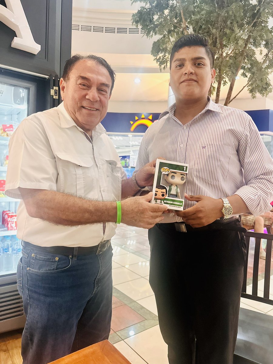 REYNALDOCARB's tweet photo. Quiero comentarles que ayer después de retirarme del escrutinio final, fui a conocer a un joven que me escribía en la plataforma X que me quería obsequiar un Funko personalizado, el joven se llama @KevinMorales656 es del Departamento de La Libertad, me contó que me empezó a seguir en Tiktok, y en Facebook, bueno que me sigue en todas las redes sociales, y que en mi nombre en su departamento a donado 3 sillas de ruedas, que ha conocido personas que necesitan de la silla y las ha ido a dar en mi nombre, porque para él soy un “INFLUENCER DE ACCIONES POSITIVAS”, no saben lo bonito que sentí en ese momento, a veces uno no dimensiona el poder de las redes sociales y en que efecto tenemos que influenciar a los jóvenes en acciones positivas, en agradecimiento le obsequié mi chaleco que anduve en toda mi campaña, con ese chaleco llegué a entregar a niños sillas de ruedas especiales, sillas de ruedas a abuelitos, llegué a inaugurar Talleres de Costura, Flores Eternas, Globoflexia, Piñatería, llegué a entregar planchas a madres solteras a mujeres emprendedoras, con el chaleco puesto recorrí los municipios de San Miguel, con el chaleco puesto recibí muchos abrazos y el cariño de mi gente Migueleña en los casa a casa, ese chaleco es el reflejo del triunfo y de todo lo que significó para mi esta campaña.

Aunque no lo creas Kevin, conocerte me ha motivado aún más para llegar a más jóvenes, que sepan que la política es servicio, contagiarlos de alegría y felicidad, tal como tú me dijiste que te gustaba ver mis Tiktok verme bailar, verme ayudar a las personas necesitadas, que nunca te imaginabas a un político verlo bailar y divertirse.

Déjenme decirles que ser funcionario público no me convierte en otra persona, no soy más ni menos que nadie, no olvido mis ra��ces, mis propias costumbres, y si a ti Kevin logré transmitirte eso créeme me doy por servido. Gracias a todos mis seguidores y a todas las personas que votaron por mi, por ser uno de los Diputados en San Miguel más votados por rostro, por confiar en Reynaldo Carballo, los quiero con todooooo  mi corazón 🫶