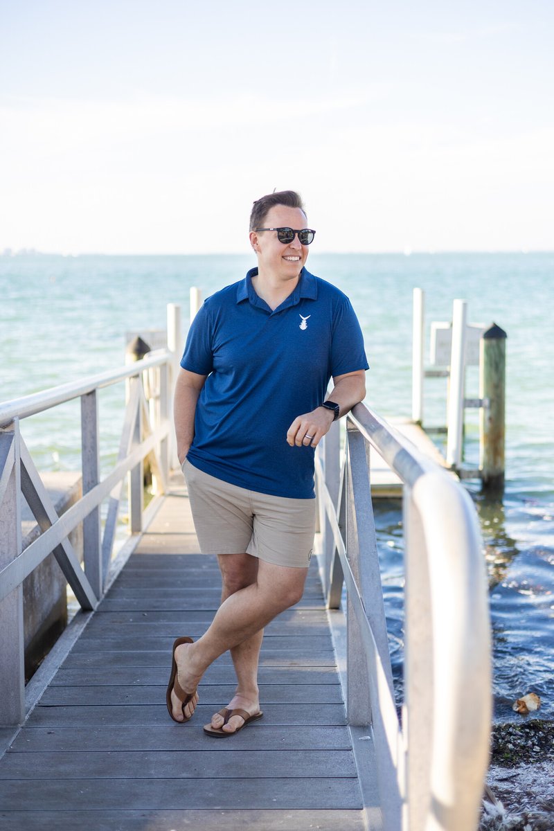 A perfect blend of style and sustainability! 🌿♻️ The Men's Everyday Polo is crafted with a blend of recycled polyester and spandex. From the office to the golf course or to a dinner out, its classic fit offers a polished look, while the stretch ensures comfortable movement!