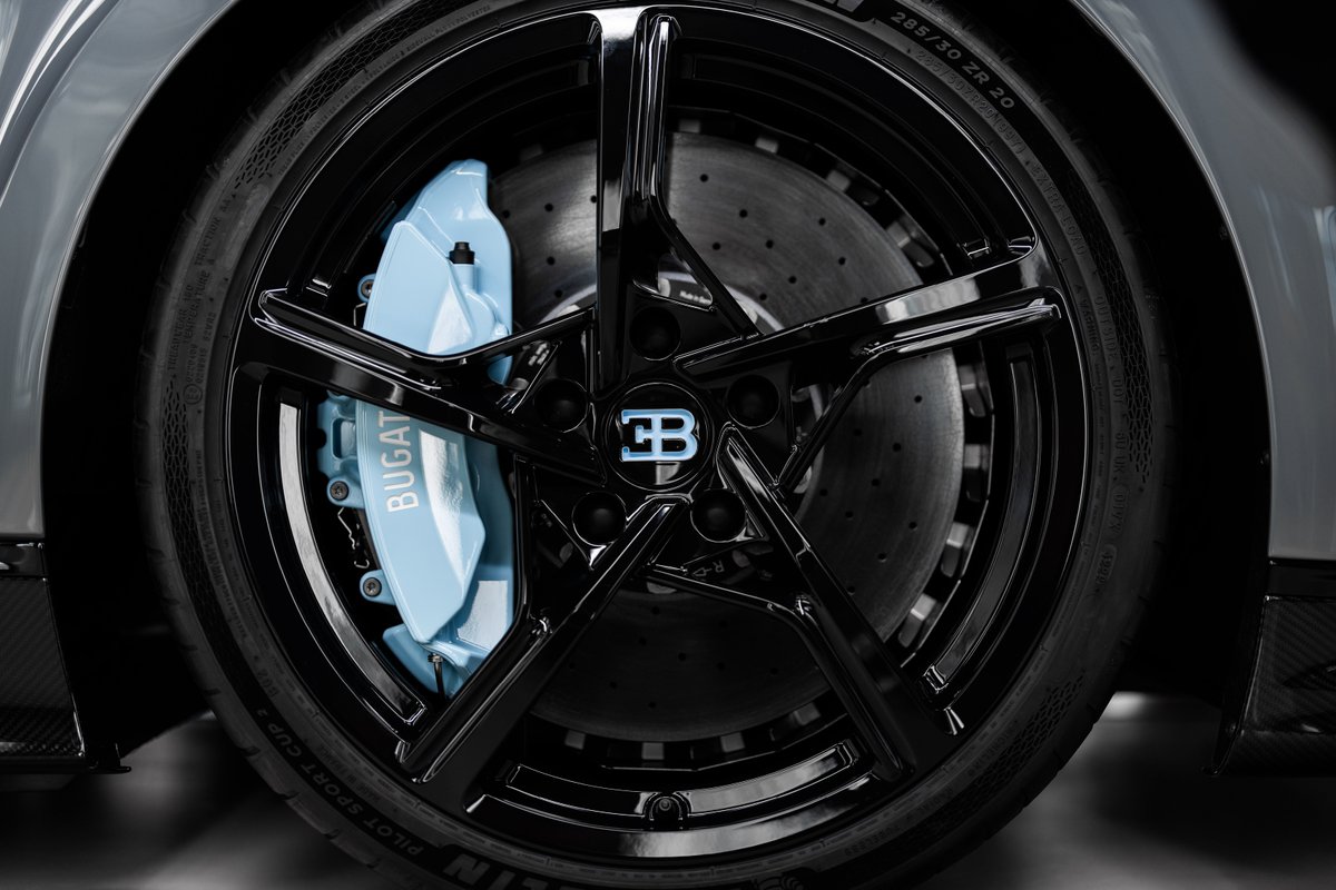 Bugatti's tweet photo. This powerful CHIRON Super Sport in 'Jet Grey' is elevated by 'Grey Carbon' and 'Lightning Blue' accents.

#BUGATTI #CHIRONSuperSport
–
WLTP: https://t.co/mCEE0ghyaw https://t.co/ecVHOemL3h