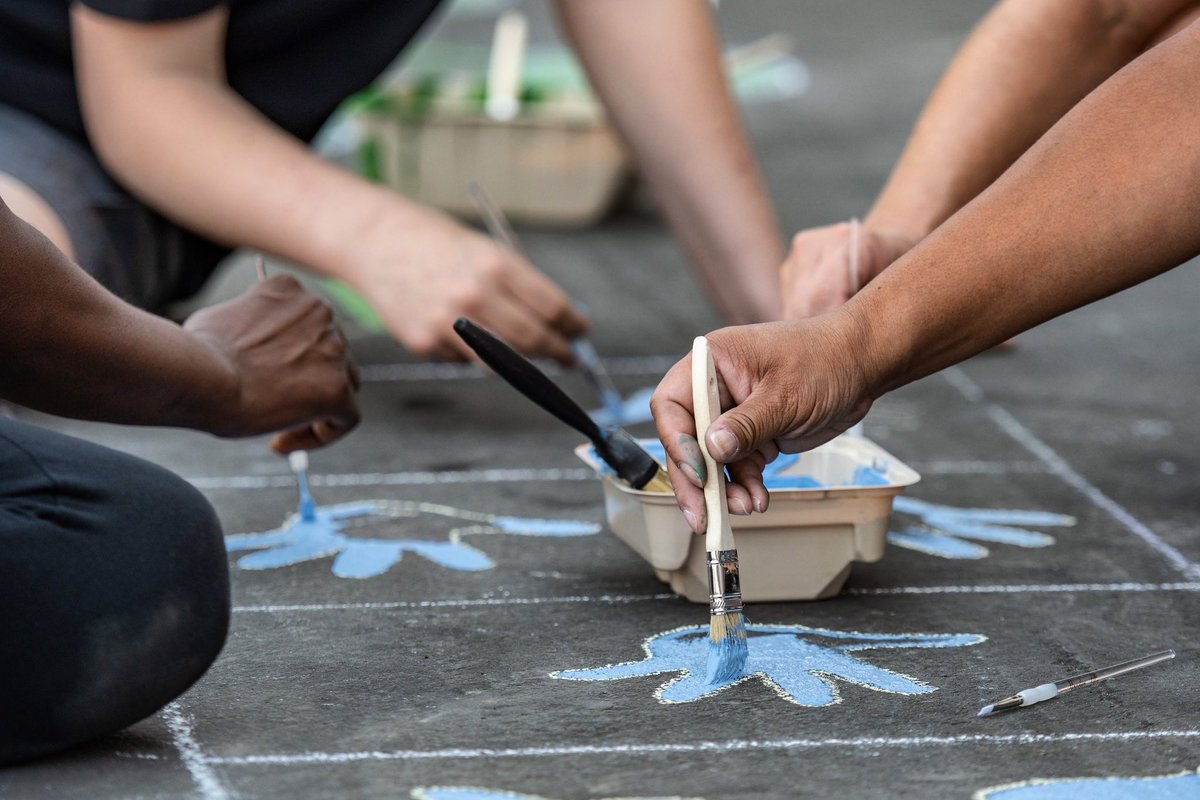 Creating something beautiful together, one brushstroke at a time! 🎨 Volunteers painted colorful new games for the students at @OUSDNews Stonehurst Campus to help encourage imaginative play and teamwork on their new schoolyard. @kaboom #playspaceequity