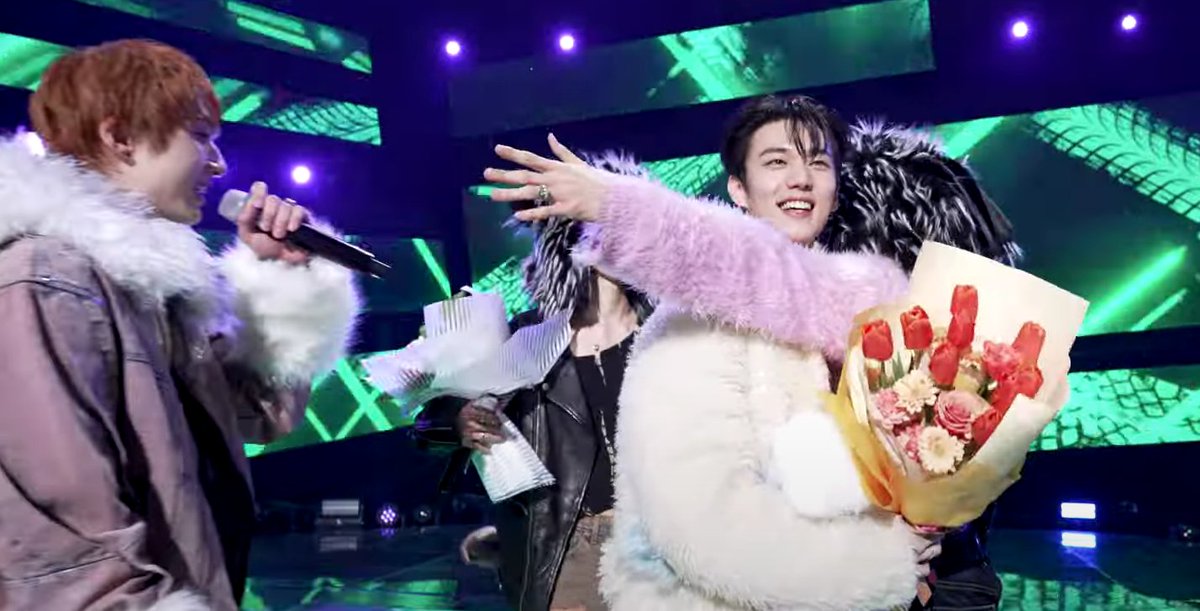 shaonextdoor's tweet photo. THE WAY HE HUGSSSSSSSTHEMMMMMM OMMMMMMMMMMMMMMMMG https://t.co/LLqwIgFOfv