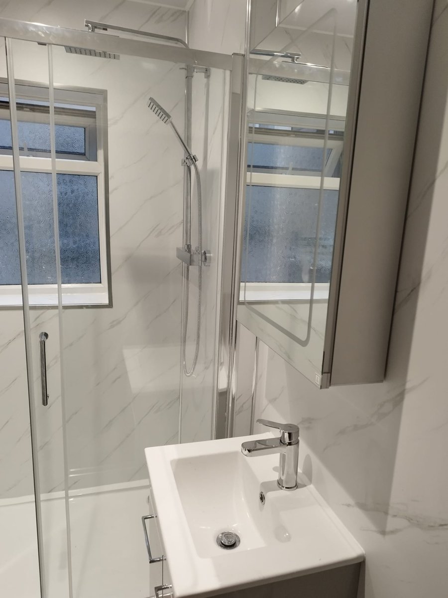 abbeykitsandbed's tweet photo. Bathroom we finished early this week 👌 replaced bath with a walk in shower and wetwall panels all round the room. Another Happy customer 😀 https://t.co/KvmFJIpq34