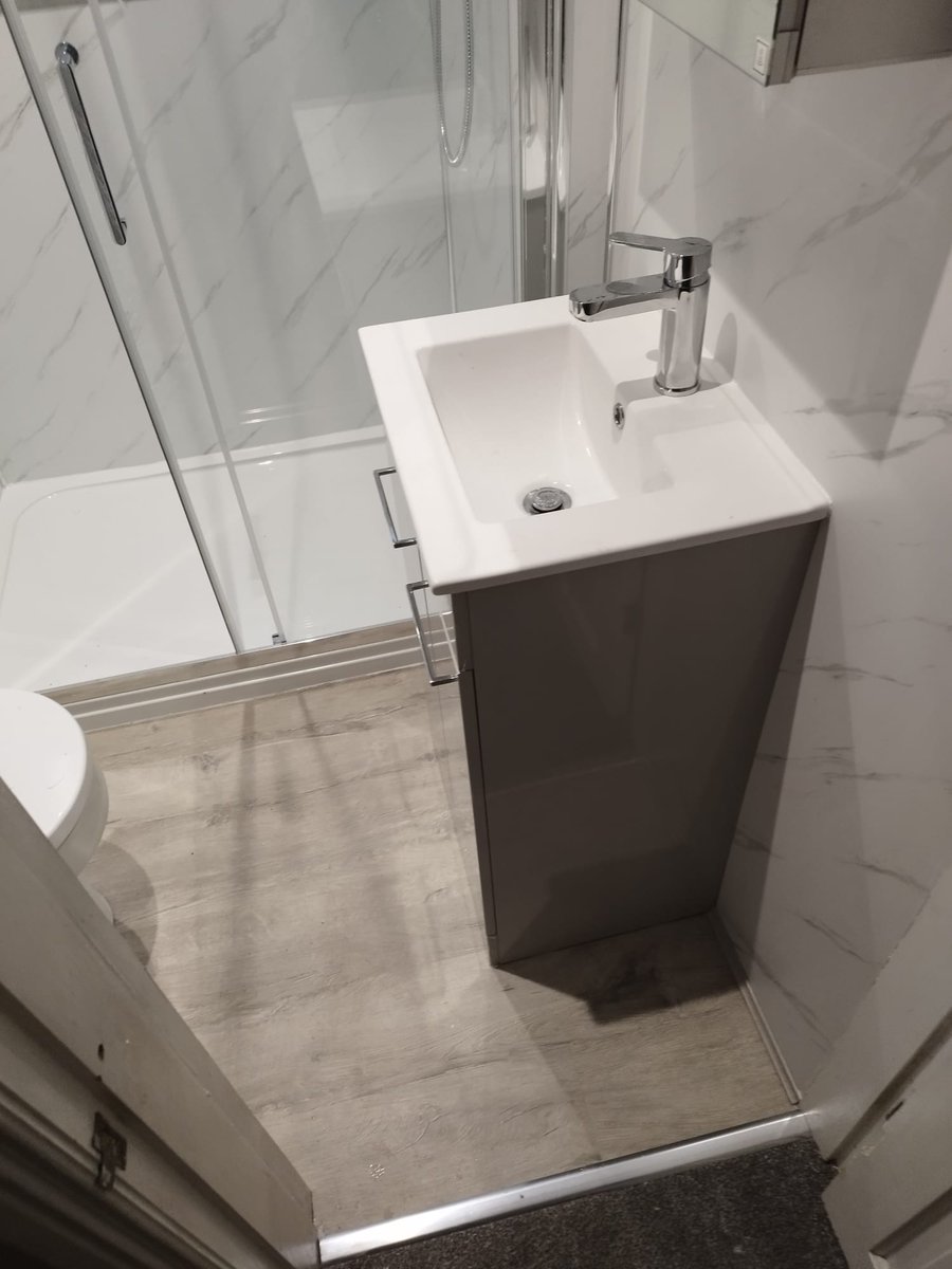 abbeykitsandbed's tweet photo. Bathroom we finished early this week 👌 replaced bath with a walk in shower and wetwall panels all round the room. Another Happy customer 😀 https://t.co/KvmFJIpq34