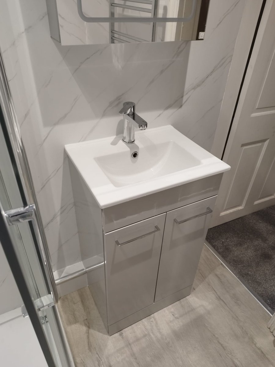 abbeykitsandbed's tweet photo. Bathroom we finished early this week 👌 replaced bath with a walk in shower and wetwall panels all round the room. Another Happy customer 😀 https://t.co/KvmFJIpq34
