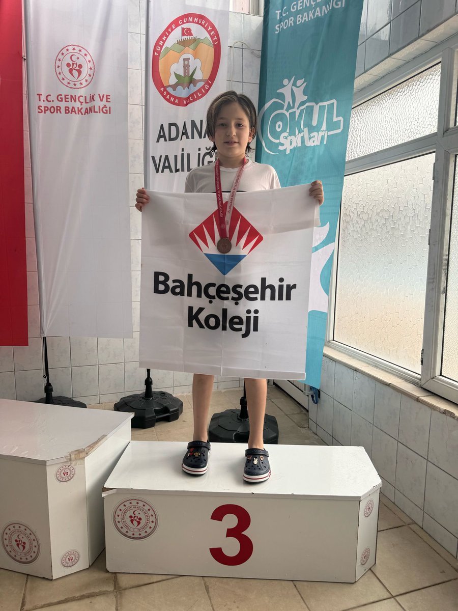 bk_adana's tweet photo. Okul sporlarının düzenlemiş olduğu okullar arası küçükler yüzme müsabakaları 50 m kurbağalama stilinde il 3. Sü olan altıncı sınıf öğrencimiz Çağan AHLATACI’yı tebrik eder başarılarının devamını dileriz🏊🏻‍♂️♥️💙 https://t.co/bPqlyP2hjg