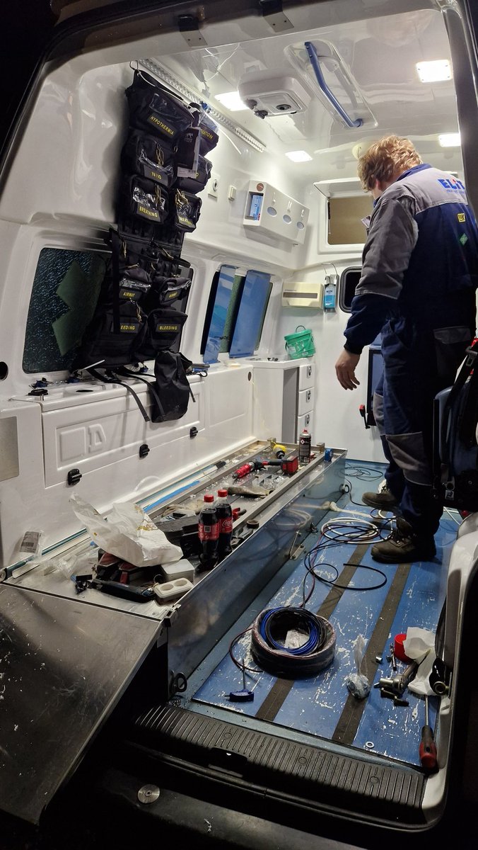 Taky někdy před rokem. Takový holátko to bylo.  A za dva týdny plně vybavený medevac na úrovni mobilní JIPky. 

To co dělá medevac medevacem je zdravotník uvnitř.  Na fotce je náš hlavní technik K., ale po dostavbě už to bylo pracoviště <a href="/Justaregularnu1/">Justaregularnurse</a>  a dalších zdravotnických