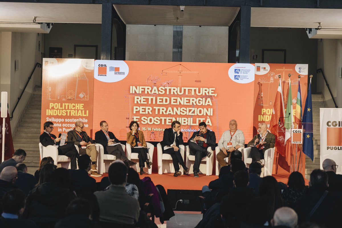 GesmundoPino's tweet photo. A Bari per concludere due giorni di dibattiti della @cgilpuglia su quali politiche e strategie industriali servono al Paese e al Sud con un forte ruolo dello Stato, altro che privatizzazioni o propaganda sul fatto che vada tutto bene! https://t.co/E63MyUPDmX