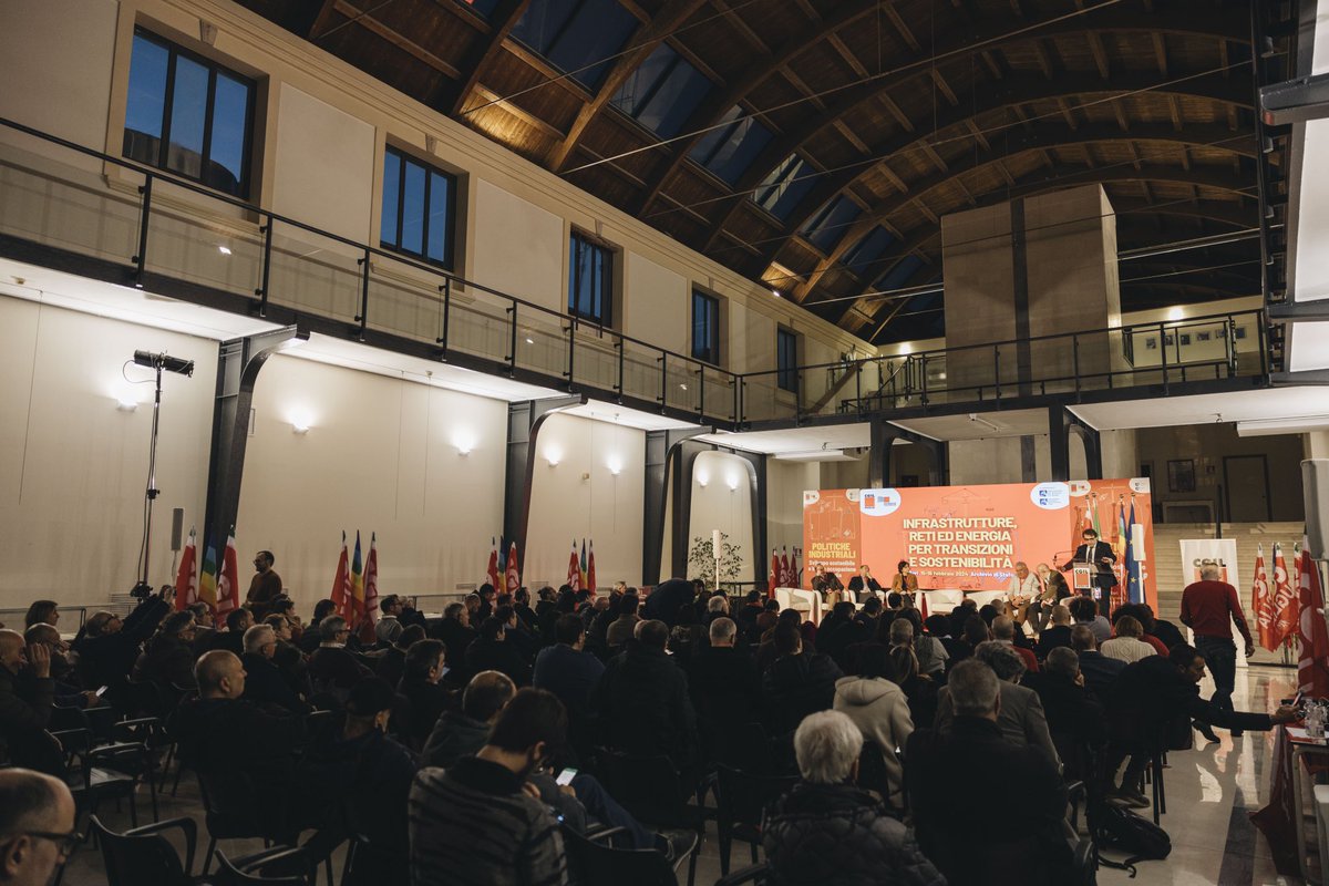 GesmundoPino's tweet photo. A Bari per concludere due giorni di dibattiti della @cgilpuglia su quali politiche e strategie industriali servono al Paese e al Sud con un forte ruolo dello Stato, altro che privatizzazioni o propaganda sul fatto che vada tutto bene! https://t.co/E63MyUPDmX