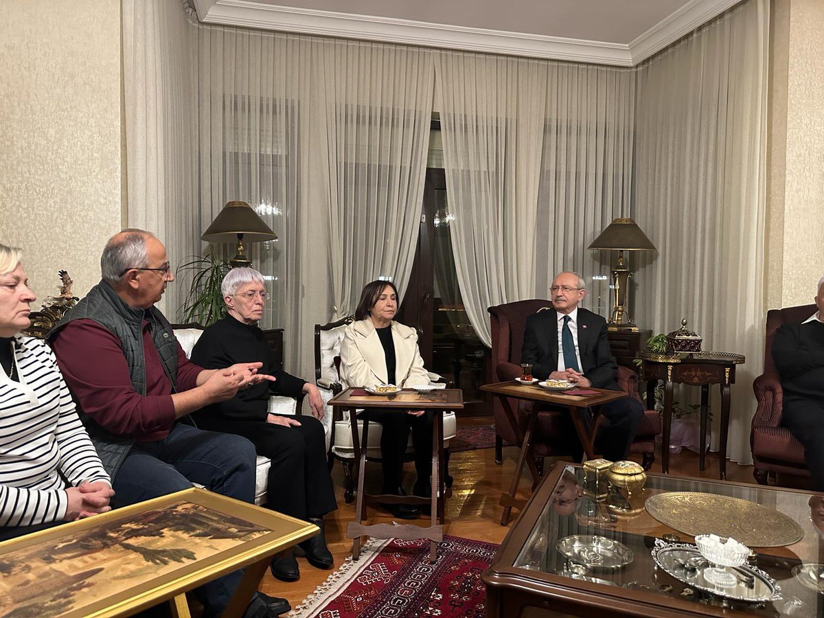 AsaletCHP's tweet photo. CHP 7. Genel Başkanı @kilicdarogluk eşi @Skilicdaroglu ile birlikte, geçtiğimiz gün hayatını kaybeden, 3. Ordu ve #EDOK Komutanlığı da yapan emekli Orgeneral #SaldırayBerk’in ailesine taziye ziyaretinde bulundu. @herkesicinCHP https://t.co/ZOENxZhtJ1