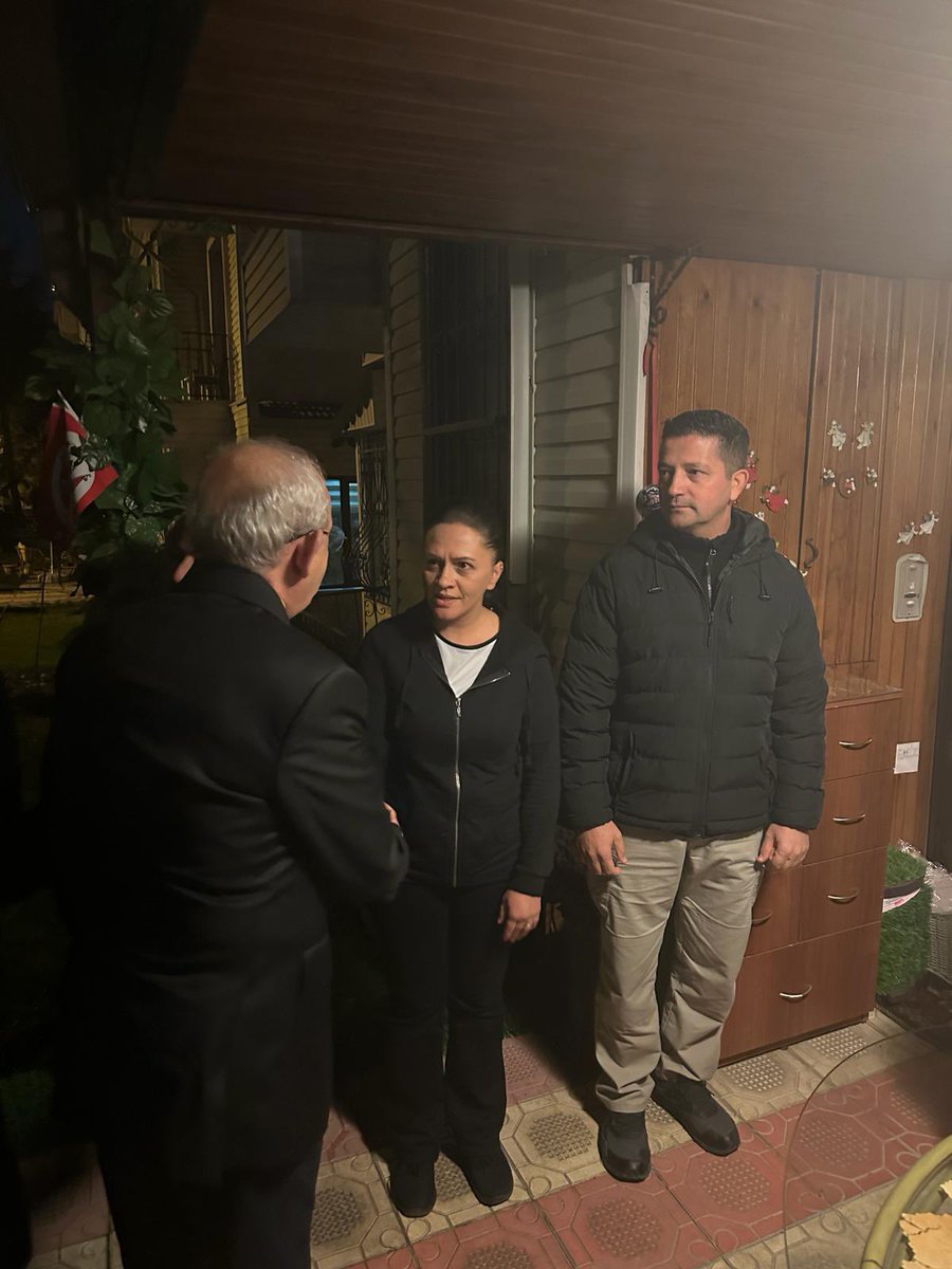AsaletCHP's tweet photo. CHP 7. Genel Başkanı @kilicdarogluk eşi @Skilicdaroglu ile birlikte, geçtiğimiz gün hayatını kaybeden, 3. Ordu ve #EDOK Komutanlığı da yapan emekli Orgeneral #SaldırayBerk’in ailesine taziye ziyaretinde bulundu. @herkesicinCHP https://t.co/ZOENxZhtJ1