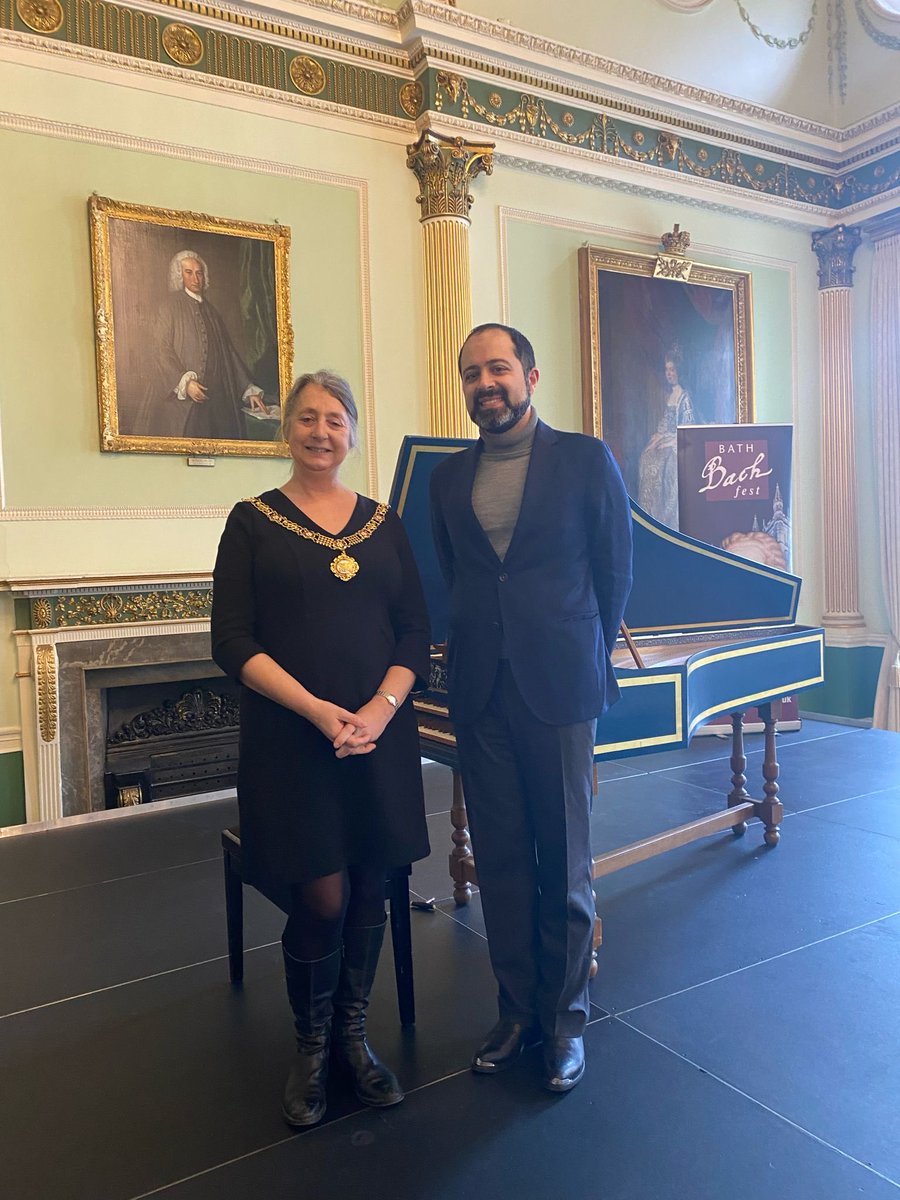 ⁦@MahanEsfahani⁩ gains yet another fan! Here meeting The Mayor of Bath at the Guildhall in the beautiful Georgian city following his sell-out Bath Bachfest concert at lunchtime. 2 days & 3 more Bachfest concerts to go bathbachfest.org.uk ⁦@bathboxoffice⁩