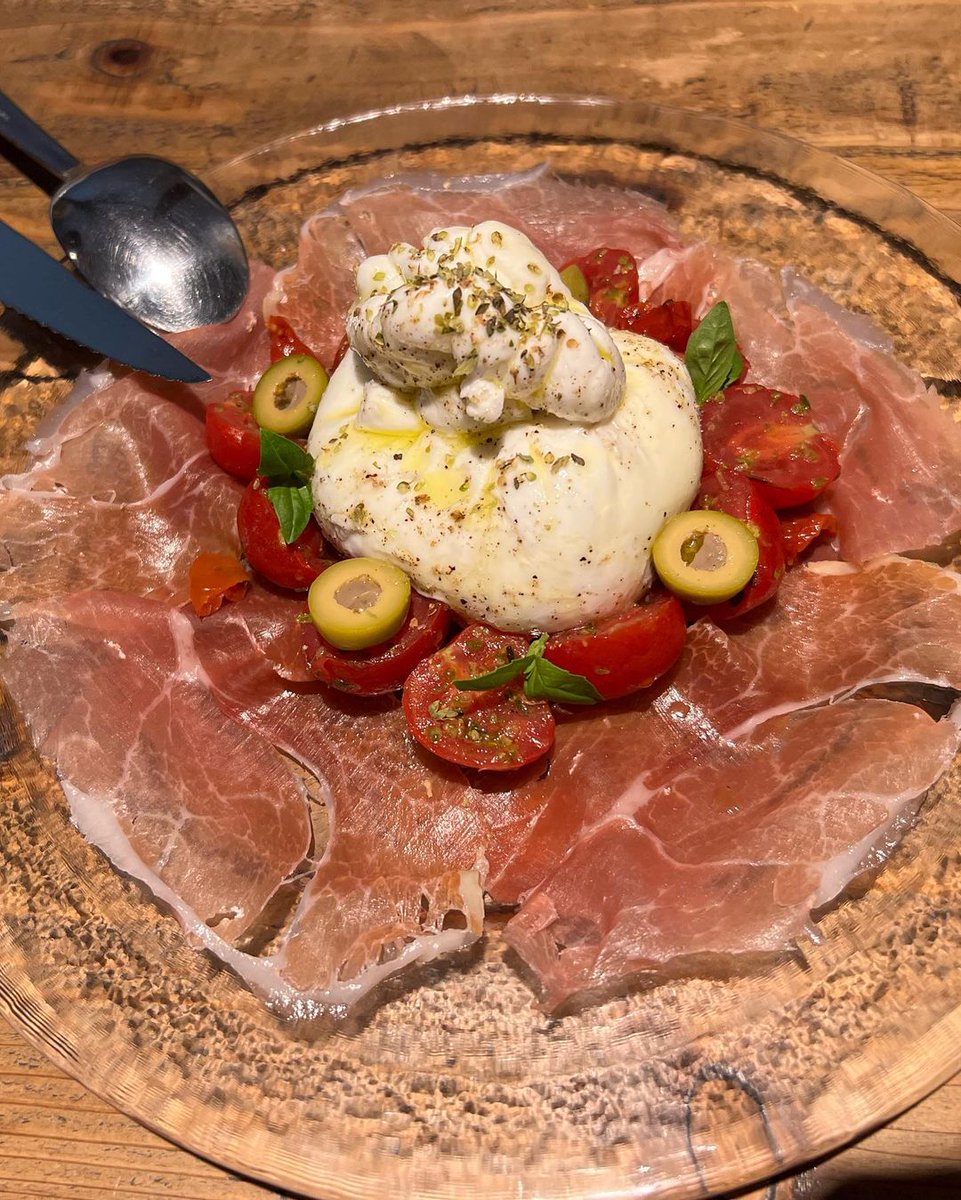 jimy_8d's tweet image. 窯で焼いたピザもブラッダチーズもウニクリームパスタも美味しかった〜〜♡♡ 18000歩あるいて1時間シェアサイクルで運動したからおっけーということで… NIKEのスニーカー盛れるし歩きやすいし雲みたいで可愛くて沢山履いてる #ラッテリアベベカマクラ #鎌倉ランチ #鎌倉グルメ #鎌倉観光スポット