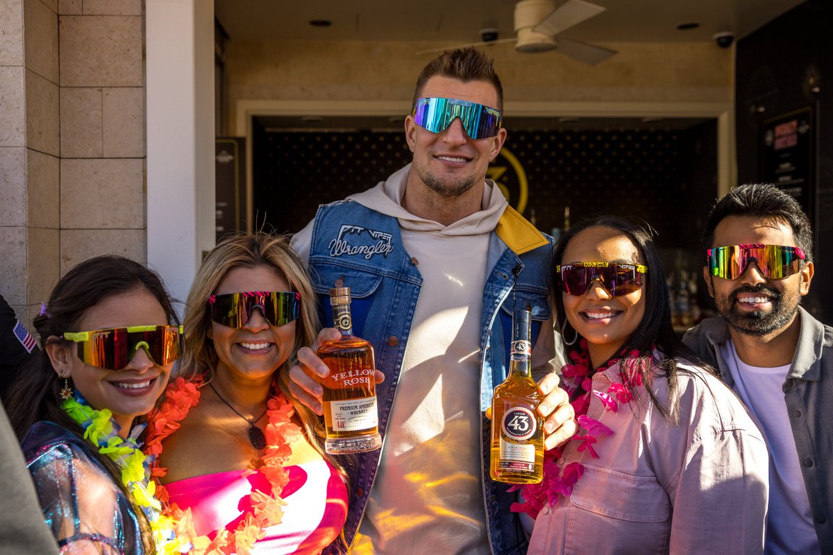 🌴 Poolside perfection just got a whole lot tastier at Gronk Beach, thanks to Zamora Company! With their lineup of iconic brands, including @Licor43USA, @Lolea_Global, Yellow Rose Distilling, and Martin Miller's Gin, every sip was a taste of paradise. #GronkBeach