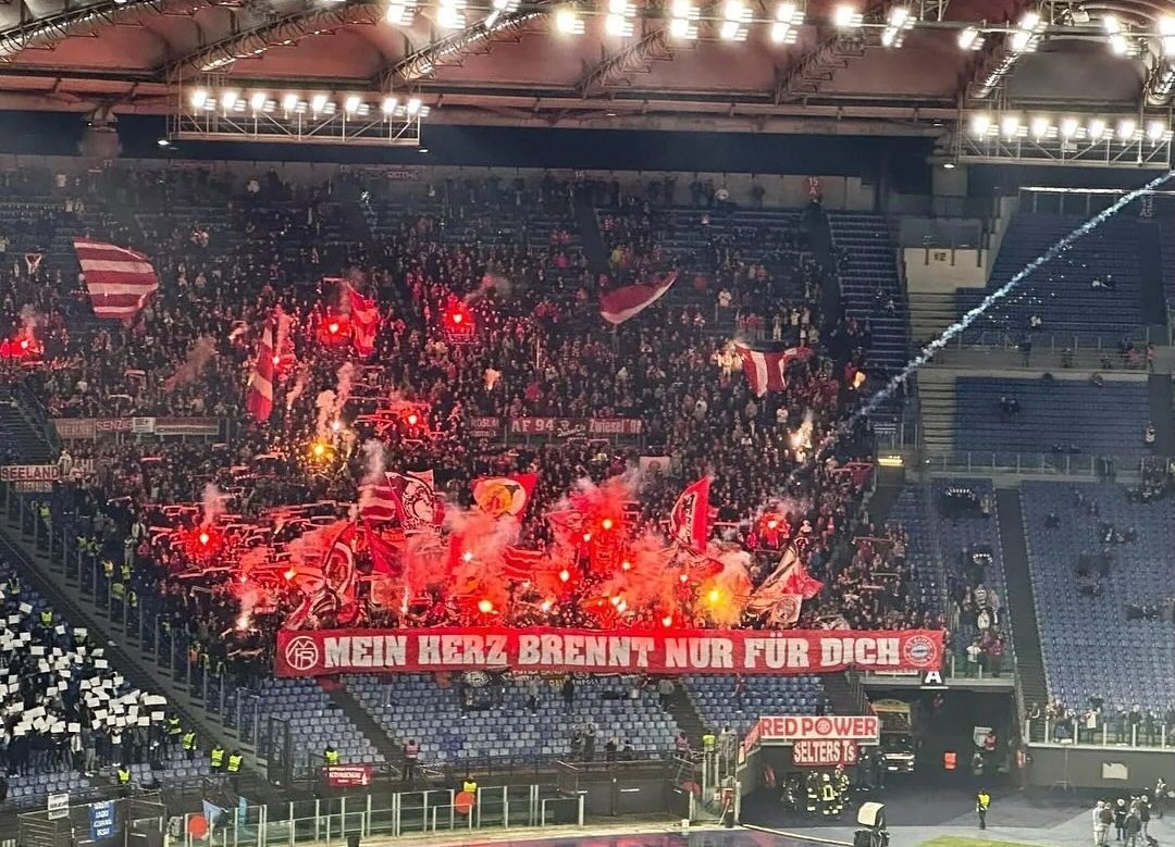 unserfussball's tweet photo. On vit pour ce genre de parcage en coupe d'Europe ! 😍
Lens - Freiburg
Lazio - Bayern Munich
#RCLSCF #LAZFCB https://t.co/euHFu0Nbad