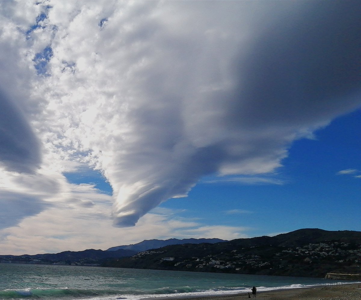 vcaboruiz's tweet photo. Esta tarde, una nube con forma de tornado de categoría 5 ha aparecido en #salobreña. @Granada_Meteo #meteo https://t.co/X5o6Inw2A8