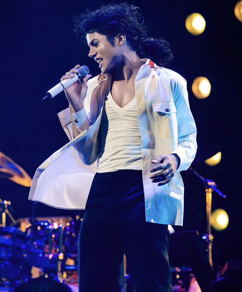 Acervo_Jackson's tweet photo. Quanto mais fotos são reveladas/vazadas pra gente, mais a gente percebe que a caracterização de Jaafar como Michael está perfeita. Só nos resta esperar pra que 2025 chegue o mais rápido possível. https://t.co/FO1EaZXc20