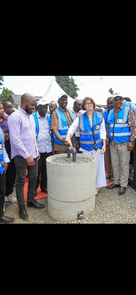 La Embajadora 🇪🇸Cristina Díaz y el Presidente 🇰🇪@WilliamsRuto han inaugurado en Gatundu el Proyecto de Irrigación de Rwabura, ejecutado por la empresa 🇪🇸 RAESA y financiado por @SE_Comercio a través de FIEM. Se estima que los beneficiarios directos del proyecto serán más de 3.000