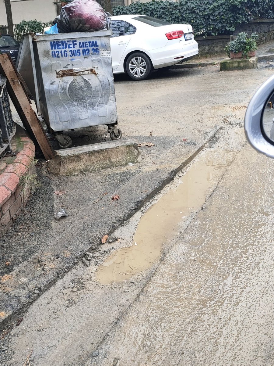 DAYIBurak's tweet photo. Yer: Şişli'nin göbeği Nadide sokak 1 haftadır böyle!!! Neden kazıldı neden kapatılmadı? Bir cevabınız var mıdır? @sislibelediyesi https://t.co/1FmpzXR0k5