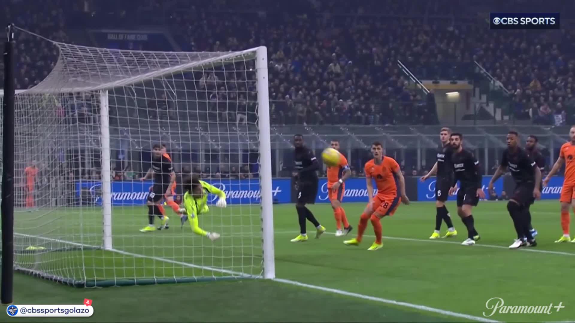 Guillermo Ochoa's with a brilliant double save to deny Inter an early goal! 🧤🇲🇽