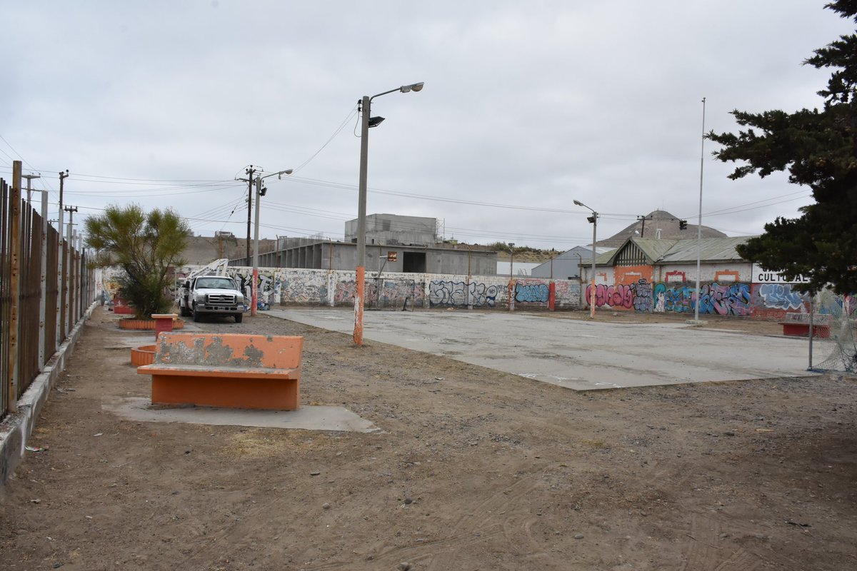 📍El barrio Presidente Ortiz tendrá un playón más recuperado y con actividad 
 
Comenzaron los trabajos en el Playón Félix Sanfedele en el barrio Presidente Ortiz de km 5

Desde el municipio local a través de Comodoro Deportes se encaró la obra de refacción y acondicionamiento