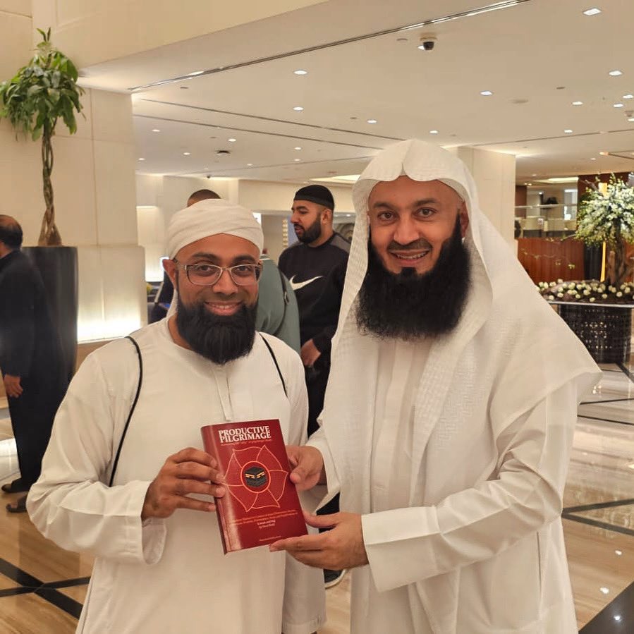 Mathabah's tweet photo. We are extremely honoured to have presented our publication, Productive Pilgrimage, to @muftimenk in Makkah. May the Almighty continue to bless us and benefit from our teachers and scholars. Āmīn.
#ProductivePilgrimage #Mathabah https://t.co/1wOycWKWAl