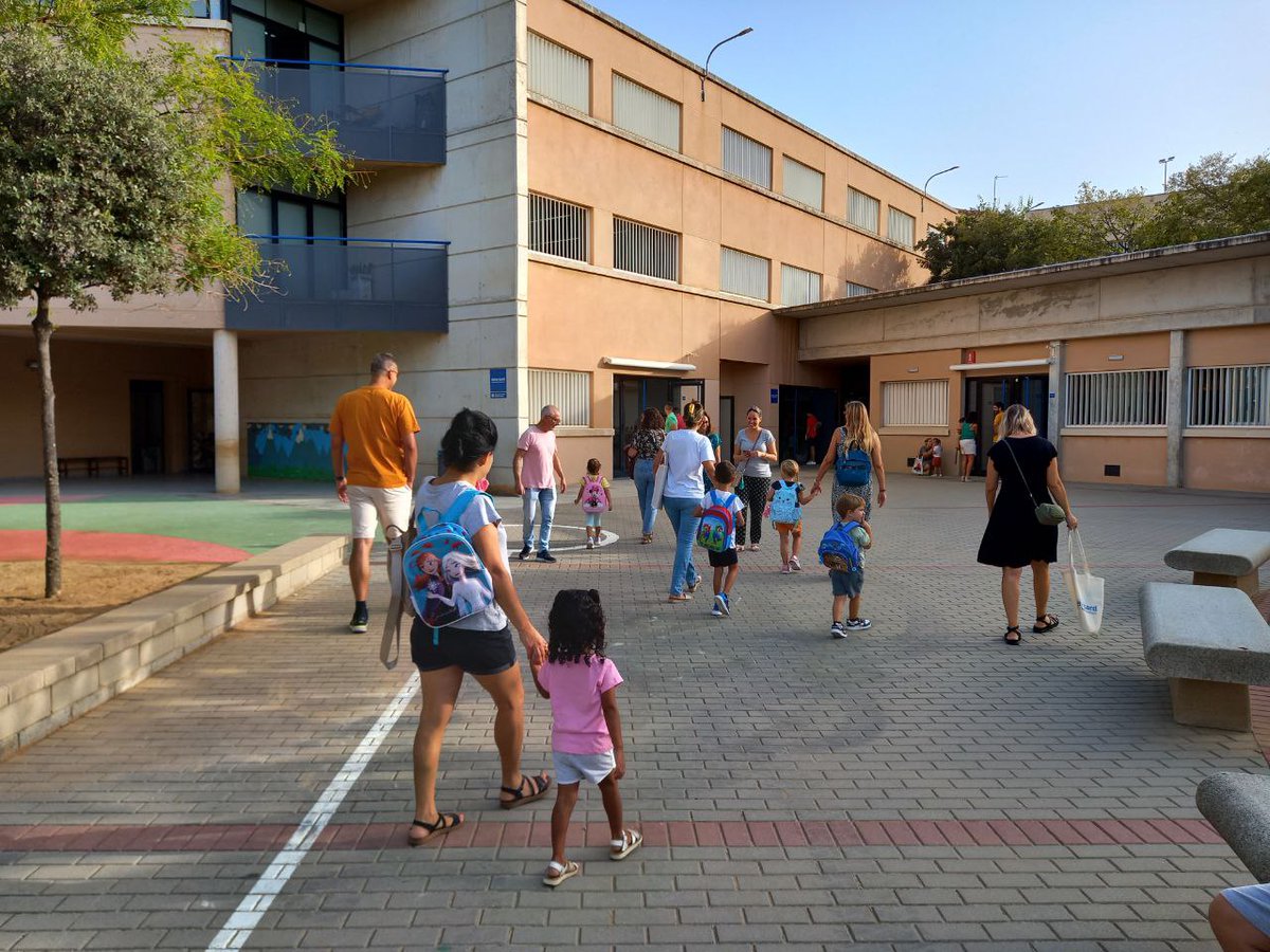 olesaradio's tweet photo. 🔴 JORNADA PORTES OBERTES|

📚 Comencen les jornades de portes obertes als centres educatius d’Olesa.

Aquest diumenge serà el torn del @dainaisard. 

En parlem amb la seva directora, Montse Herrera 📻https://t.co/IeSTtBLThQ https://t.co/vTznzOhcVU