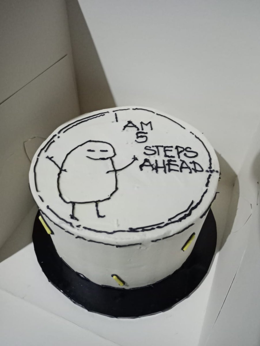 ubyicy's tweet photo. This was sent as a birthday cake and a val cake. The cake is worth $490 cos it had iphone12pro embedded. Lucky lady. #Ulickscake #cakesinuyo #moistcake https://t.co/pld5LbKWdu