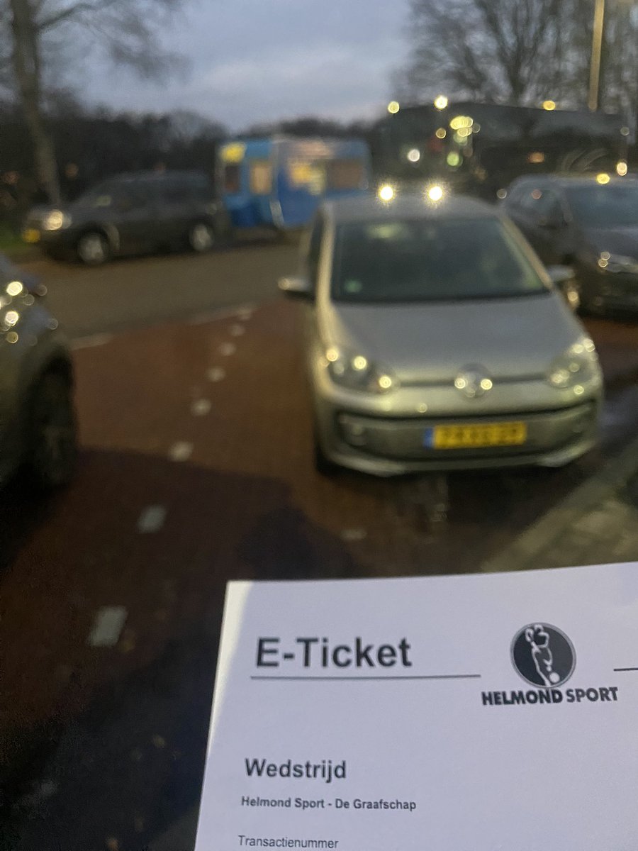 Ticket omwisselen langs de snelweg, tegelijkertijd stopt een bus met Emmen supporters. Gewoon gezellig een praatje maken en elkaar succes wensen. Zoals het hoort! #Vrijheidvoorsupporters #helGRA #rodEMM #degraafschap #fcemmen