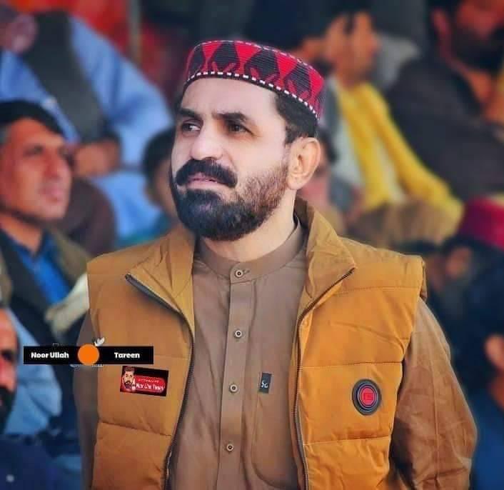ManzoorPashteen's tweet photo. نورالله ترین څومره بې ګنا قید و بند تیراوی.
په سندھ کې د مظلومو پښتنو یو ننګیالئ غږ  دې، ښه په جرات ئې د پښتنو خدمت کولو او د PTM صوبائی کورډینټر په صفت ئې هلته د پښتنو منظم کولو د پاره هلې ځلې کولې.
ملګرو نورالله ترین ما هیراوئ .
بیا هم دوئ پروپیګنډه کوی چې ستاسو لهجې سمې نه دی https://t.co/mJmFM2GrhX