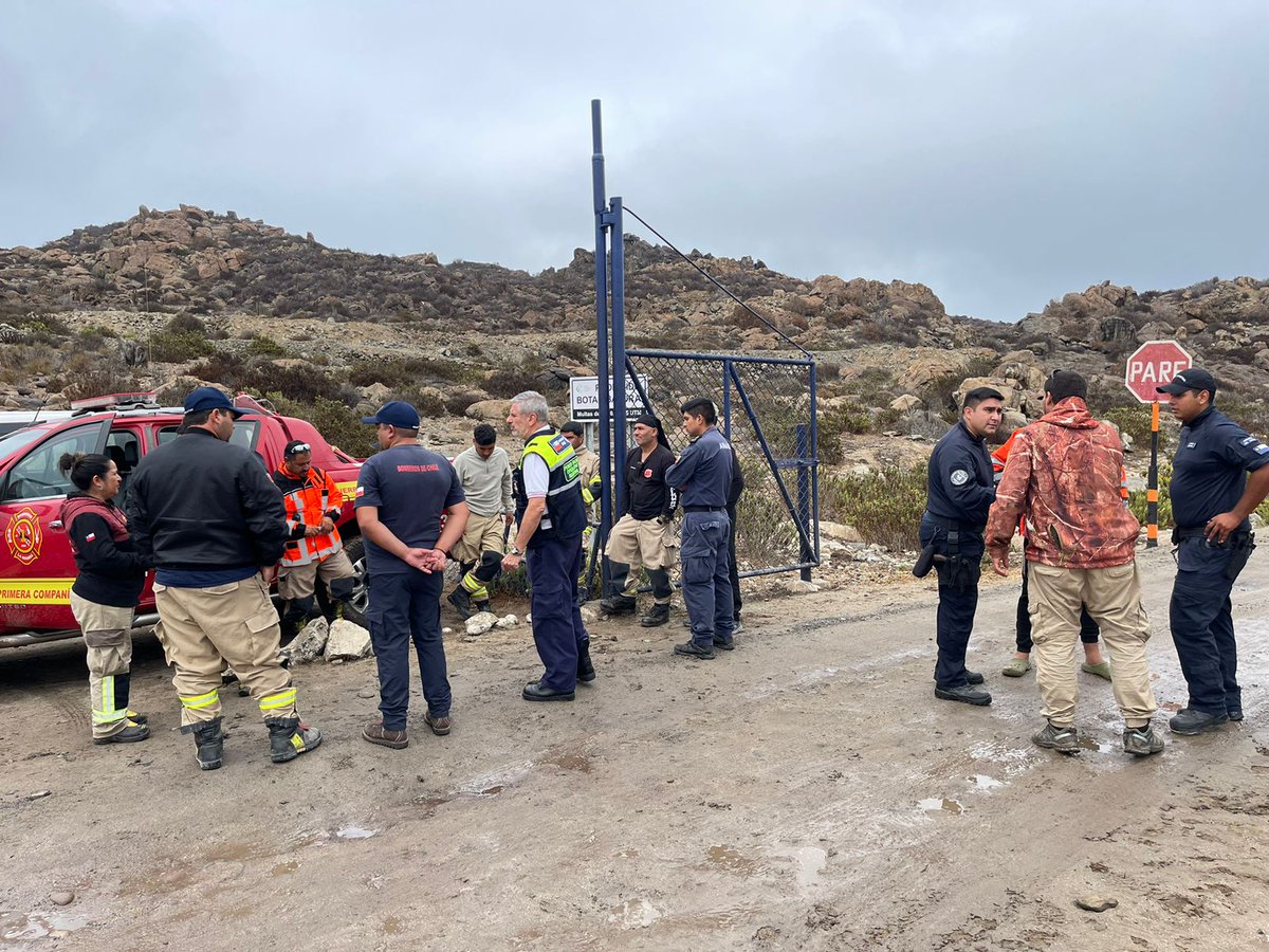 BomberosdeChile's tweet photo. 𝗦𝗡𝗢 | Imágenes del trabajo del equipo GERSA Caldera, movilizado por el Sistema Nacional de Operaciones, para labores de búsqueda de persona en la playa Chungungo Viejo, Región de Coquimbo. https://t.co/7pnpjNgEeS