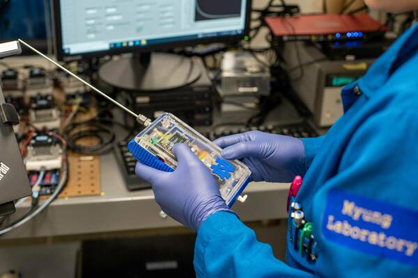 UNDResearch's tweet photo. Thanks to a new @NSF Convergence Accelerator Program Award, @NotreDame researcher Nosang Myung and collaborators will work to develop an advanced electronic #nose that could help prevent the next #pandemic. Read more here: https://t.co/6DGP4OIFVq #NDResearch https://t.co/6MHp9lUmKT
